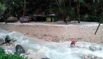 Río San Rafael se desborda y destruye balnearios y casetas