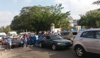 Decenas de profesores marchan hasta Educación por aumento salarial 