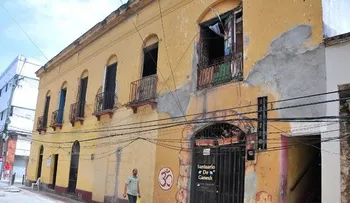 Padre e hijo peligran dentro de edificio de la Zona Colonial