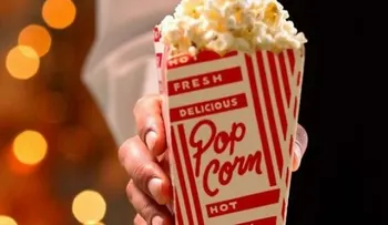 Mirar películas tristes hace que comas más palomitas de maíz