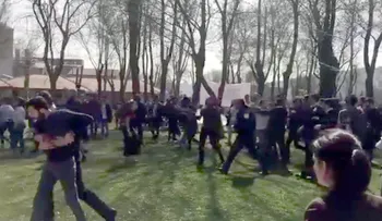 Al grito de "Alá es grande", atacaron con cuchillos un acto por el Día de la Mujer en Turquía