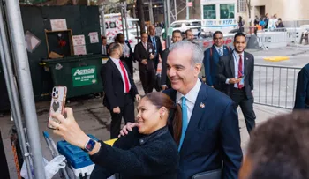 Abinader recorre a pie calles de Manhattan durante su visita a la ONU en Nueva York