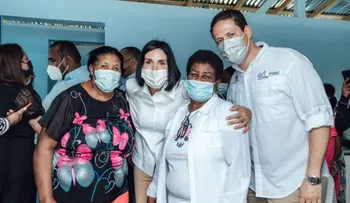 Primera dama y el director del INVI entregan viviendas a familias damnificadas de incendio en Pimentel