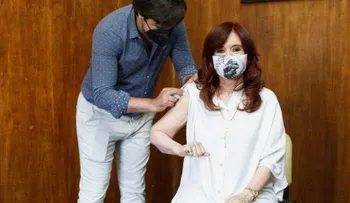 La vicepresidenta argentina recibe la primera dosis de la vacuna Sputnik V