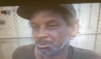 Hombre lleva 9 años conviviendo con manada de perros en calle de La Romana