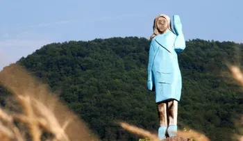 Queman una estatua de Melania Trump en su pueblo natal de Eslovenia