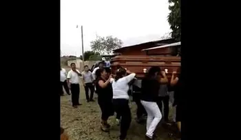 En este sepelio se prohíbe llorar 
