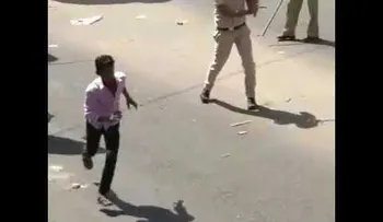 En la India no permiten tres personas en un motor