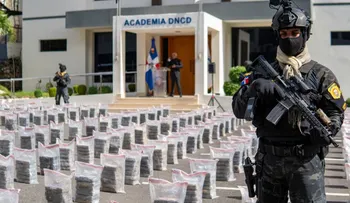 Incautan más de 1.5 toneladas de presunta cocaína en lancha interceptada en operativo múltiple