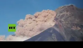 Una avalancha desciende del Volcán de Fuego en Guatemala