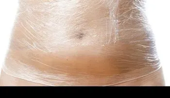 Ella se acostó con plásticos en el abdomen, lo que sucedió dejó a todos impactados