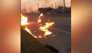 Un hombre le prende fuego a sus dos compañeros de trabajo luego de una pelea