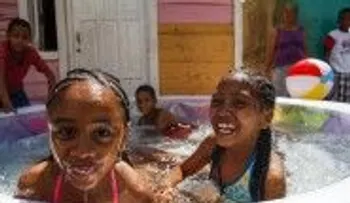 Población disfruta piscinas del Malecón; jefe de la Policía visita el lugar