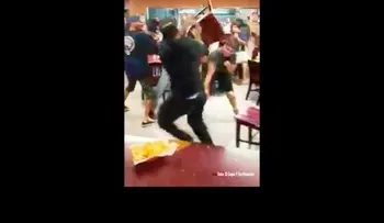 Una discusión por chips y salsa en un restaurante mexicano termina en una batalla a sillazos