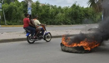 Encienden neumático en la avenida Jacobo Majluta