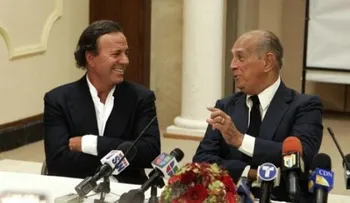 Julio Iglesias realizará concierto en homenaje a Oscar de la Renta
