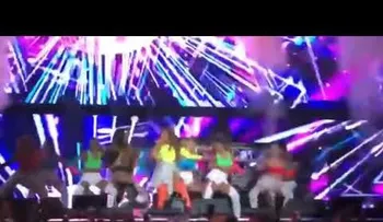 La red no le perdona a Thalía fallo en pleno concierto