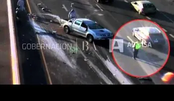 Un coche vuelca tras un tremendo accidente en La Plata, Buenos Aires (VIDEO)