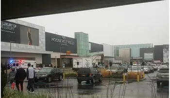 Policía atiende una alerta de robo en centro comercial en Long Island