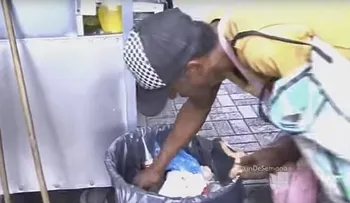 Venezolanos recogen comida en la basura ante escasez