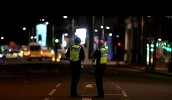 La policía dice que ocho agentes abrieron fuego contra los tres terroristas en Londres