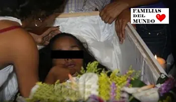 Una chica despierta en su ataud gritando el nombre de su asesino, pero eso no fue todo...