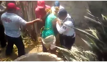 Rescatan mujer que cayó en un pozo de ocho metros de profundidad en Oaxaca 