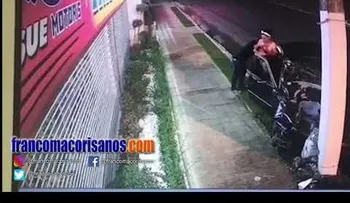  Carro con 4 personas a bordo se estrella contra un poste de luz en SFM