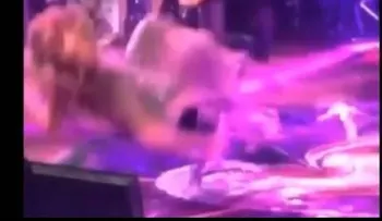 Gloria Trevi se cae de la silla (VIDEO)