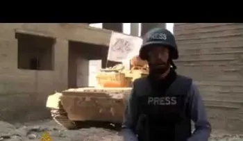  Siria: Un tanque de guerra explota detrás de un reportero