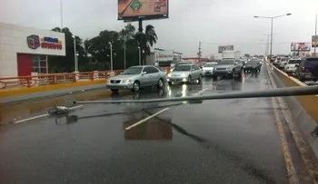 Poste eléctrico cae en elevado de la Núñez con Kennedy