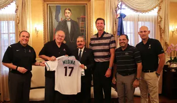 Presidente Medina recibe a Randy Johnson; comparten anécdotas