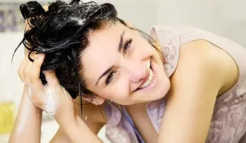 Cómo eliminar la grasa del cabello