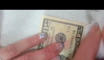 Ella frotó un billete de 50 dólares con alcohol? Lo que pasó ¡la ha dejado en shock!