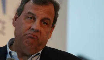 Las polémicas fotos de Chris Christie tomando el sol tras cerrar todas las playas en Nueva Jersey