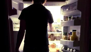 El hábito de comer de noche puede afectar tu salud