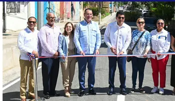 Collado entrega 11 calles reconstruidas en Ciudad Colonial
