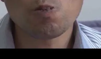Video: El hombre que lleva 30 años comiendo clavos