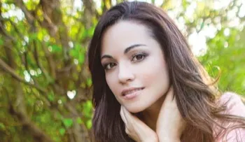 Sharlene Taulé en el canto