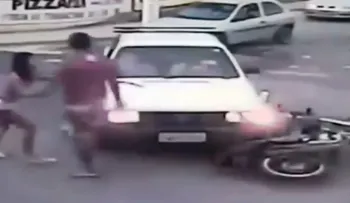 Reacción romántica en un accidente (Video)