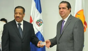 JCE entrega cédula a Ministros de Turismo y Medio Ambiente