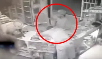 Atracador juega la ruleta rusa con la cabeza de un colmadero