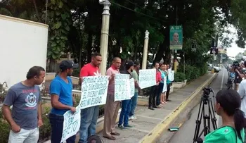 Manifestantes montan vigilia en Licey al Medio; piden renuncia de jueces de la JCE