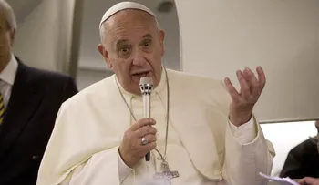 Los religiosos â??que viven como ricosâ? dañan a la Iglesia; expone el papa Francisco