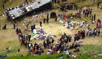 Perú: mueren 17, entre ellos 15 estudiantes al caer vehículo a abismo 