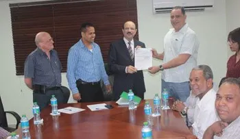 INABIE entrega cheques a ganadores licitación zapatos