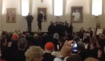 2 curas bailarines, una sensación en internet (Video)