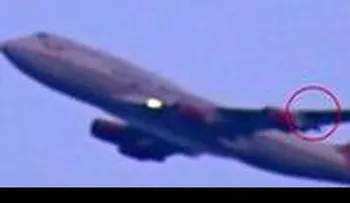 Captan supuesto OVNI junto a un avión comercial (Video) 