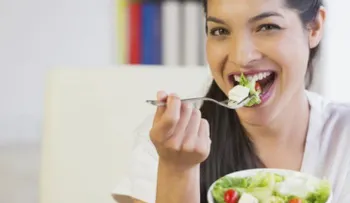 El sencillo truco para comer 500 calorías menos al día