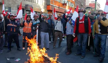 Ciudad minera mantiene paro contra gobierno de Morales 
